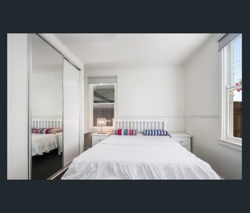 Stylish Family Living in Quiet Court Location - Photo 3