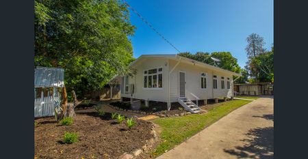 Hang Out in Hyde Park - Photo 2