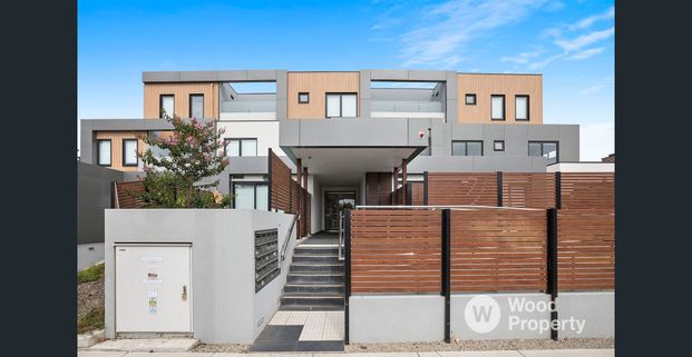Ground Floor Apartment with Huge Courtyard - Photo 1