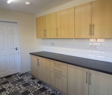 3 bedroom semi-detached house to rent - Photo 6