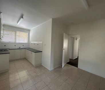Spacious Apartment in Heart of Carnegie - Photo 3