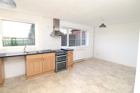 3 bedroom semi-detached house to rent - Photo 5