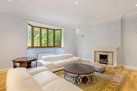 A five bedroom family home situated in the prestigious Wentworth Estate. - Photo 3