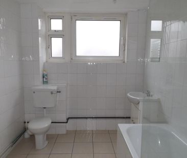 3 Bed Flat, Linsdell Road, IG11 - Photo 5