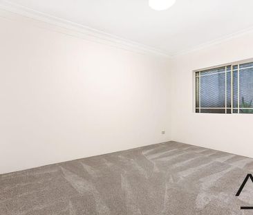 Townhouse Style Renovated 2 Bedroom Apartment - Photo 3