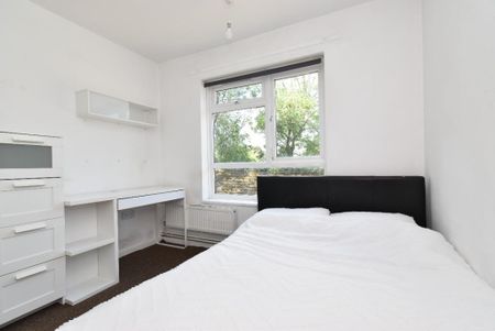 3 bedroom flat to rent - Photo 3