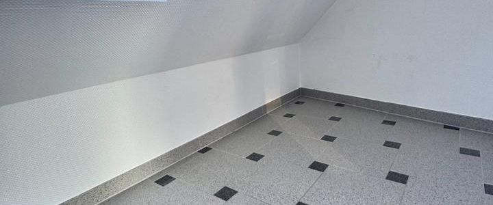 2,5 Zimmer DG Wohnung mit Gäste-WC, Einbauküche und Stellplatz - Foto 1