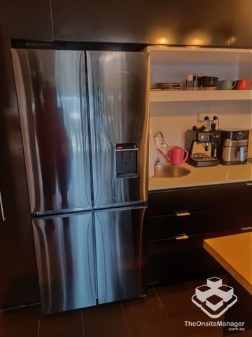 CODE APARTMENTS - FULLY FURNISHED 2 BED,2 BATH, 1 CAR - Photo 2