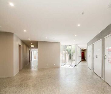 Stylish Apartment Living in Malvern East - Photo 2