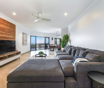 EXECUTIVE THREE-BEDROOM APARTMENT WITH OCEAN VIEWS - Photo 2