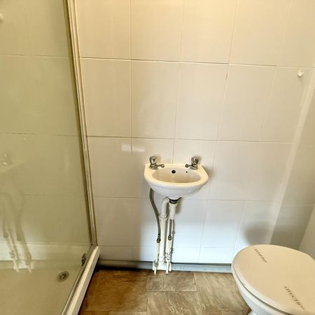 1 bedroom in a house share to rent - Photo 4