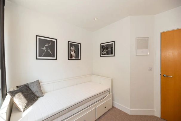 2 bedroom flat in London - Photo 1