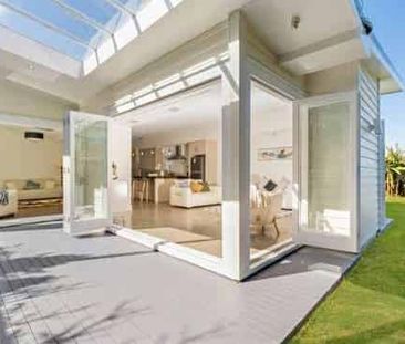 3BR Sun-catcher with great family living areas - Photo 3