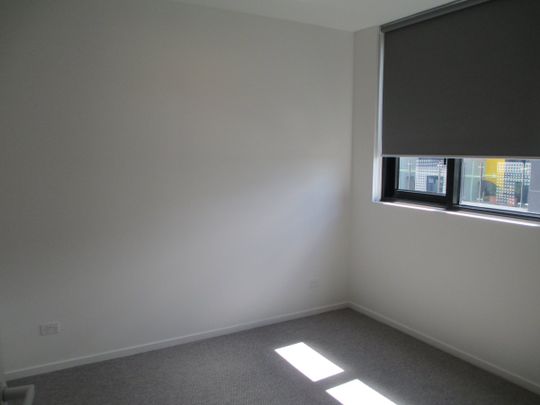 Location, Lifestyle. 2 Bedrooms, 1 bathroom & 1 Secure Car space - Photo 1