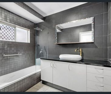 Spacious Family Home in Kanimbla Heights - Photo 6