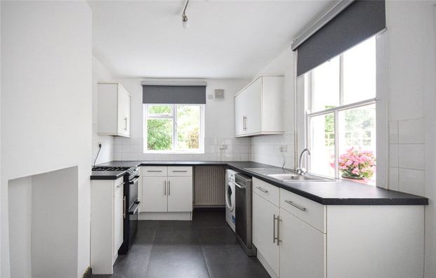 Well presented 3 bedroom Victorian house. Ideally located for Addenbrooke’s Hospital, Biomedical Campus, Cambridge railway station, hills road, College-university of Cambridge, schools, and local amenities. Unfurnished. - Photo 1