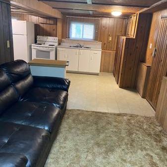 One bedroom basement - Photo 1