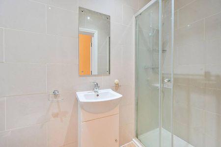 3 bedroom flat to rent - Photo 2