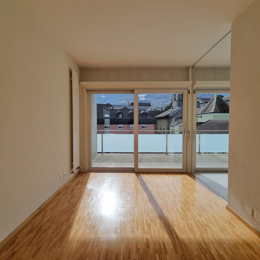 Charmant appartement de 2.5 pièces avec grand balcon au centre-ville - Photo 1