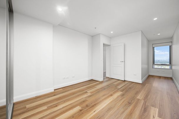 Level 1, Prime location, Minutes Walk To Station And Shopping Centre!! - Photo 1