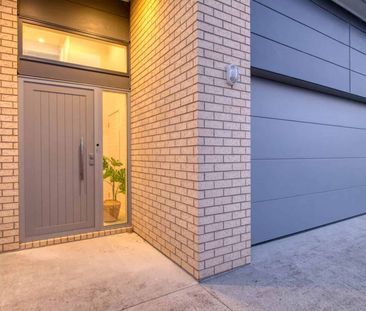 Bright and Spacious Modern Home - Photo 4