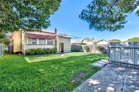 Three bedroom home with retro features. Pets considered! - Photo 2