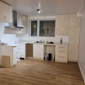 Un grand lumineux 4 1/2 sur un triplex à louer - Photo 2