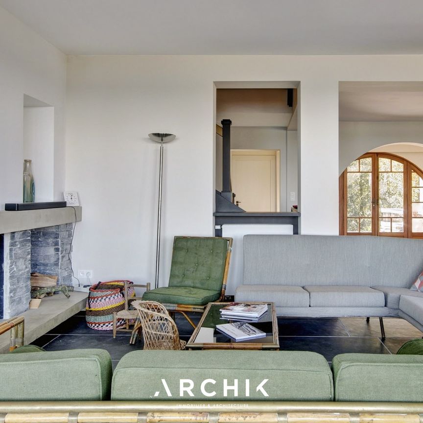 Architecture du début du XXème siècle, cette maison de 400 m2 prend place en première ligne, face au Bassin, sur un magnifique terrain de 3 000 m2 dans le quartier Haitza, au Pyla. - Photo 1