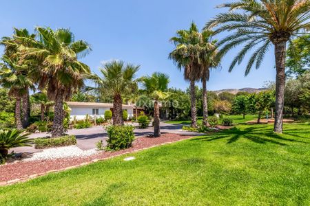 Beautiful villa with swimming pool for rent in Benidorm - Photo 2