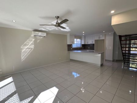 Modern Townhouse in Quiet Cul-De Sac - Photo 2