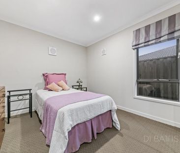 $550 per week - Luxe Living with a Prized Golf Course Backdrop - Photo 6