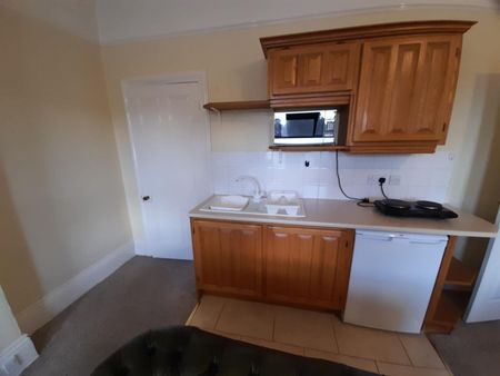 1 bedroom Flat To Let - Photo 2