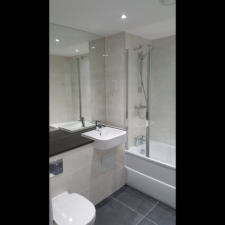 2 Bed Flat, Lombard Road, SW11 - Photo 1