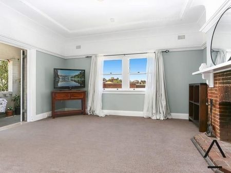 Spacious Three Bedroom Apartment - Photo 3