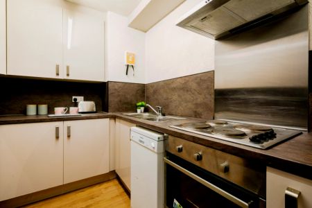 7 Beds 2 Baths - Photo 5