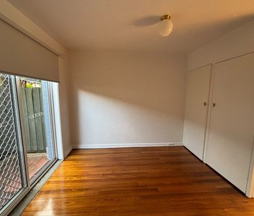 Secure living in a quiet block - Photo 6