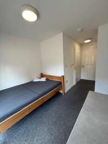 1 bedroom in a flat share to rent - Photo 4