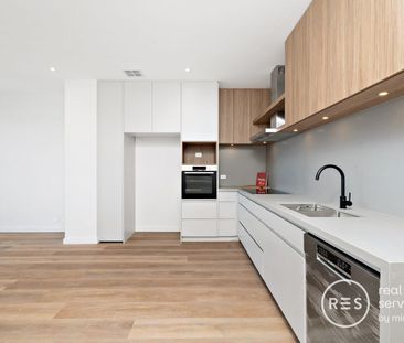 Stylish 2-Bedroom Living in The Fabric with park views - Photo 5