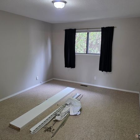 Large 2 bed 1 bath unit by College - Photo 5