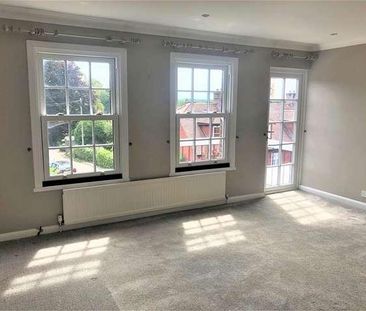 Stunning Townhouse In The Heart Of The Village Area, TN1 - Photo 3