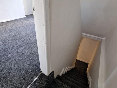 Church Hill, Eastborough, Dewsbury - Photo 3