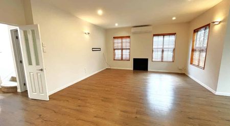 Stunning & Modern Home in Quiet Neighborhood - Photo 4