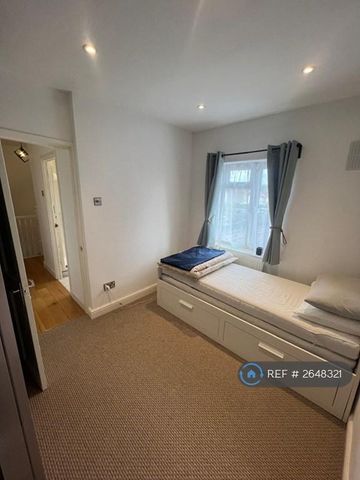 1 bedroom in a house share to rent - Photo 2