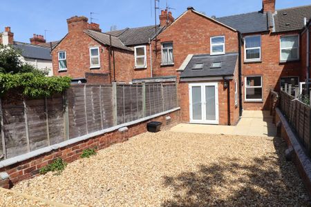3 bedroom terraced house to rent - Photo 3