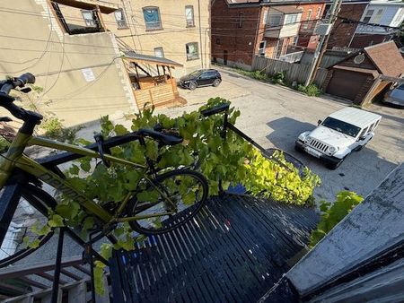 For Lease - 633 St Clair Avenue Unit# Upper, Toronto, Ontario - Photo 2