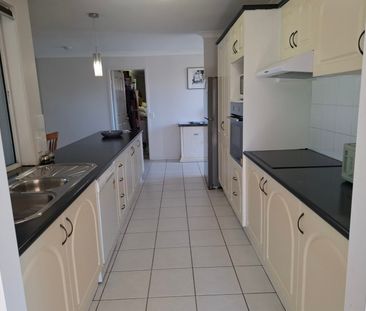 Furnished room near Parkwood tram stop - Photo 3