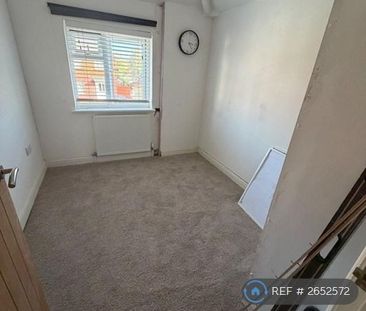4 bedroom semi-detached house to rent - Photo 5