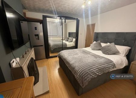 1 bedroom in a house share to rent - Photo 4