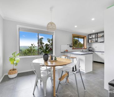 Cosy, updated family home with magnificent views! - Photo 1