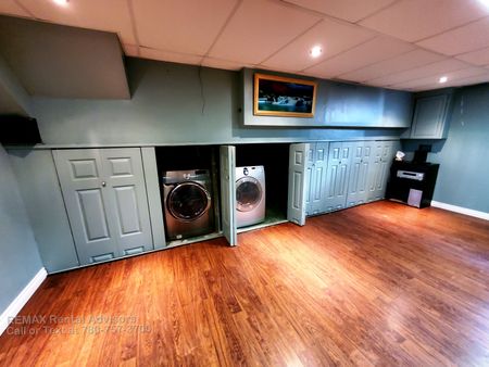 GREAT 4 BED, 2 BATH, 4 LEVEL SPLIT SINGLE FAMILY HOME W/ A DOUBLE ATTACHED GARAGE IN THE COMMUNITY OF BELMONT - Photo 4